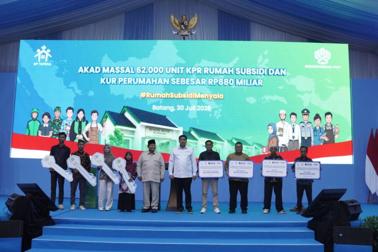 Prabowo Saksikan Akad Massal KPR FLPP untuk 62.710 Penerima, dari Guru SD hingga Pengemudi Ojol