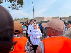 Utamakan Keselamatan, Novita Wijayanti Serahkan Life Jacket untuk Nelayan di Cilacap