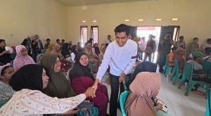 Bahtra Banong Bantu Renovasi Rumah Warga di Bombana Saat Masa Reses