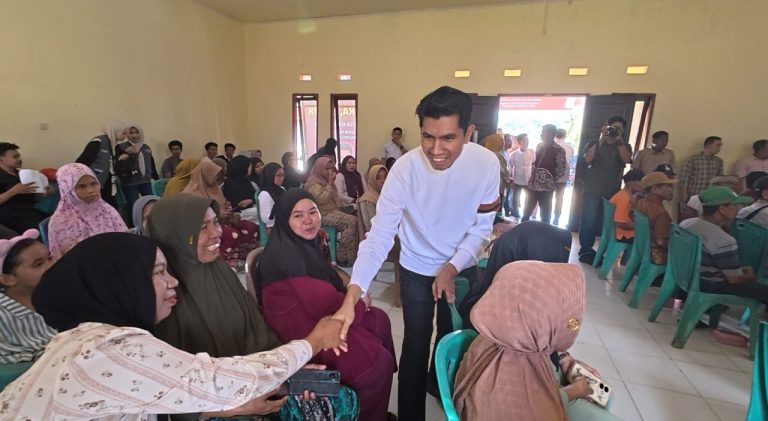 Bahtra Banong Bantu Renovasi Rumah Warga di Bombana Saat Masa Reses