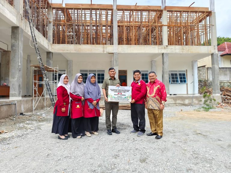 Rocky Candra Salurkan Bantuan Rp300 Juta untuk Pembangunan SD Plus Muhammadiyah Sungai Penuh